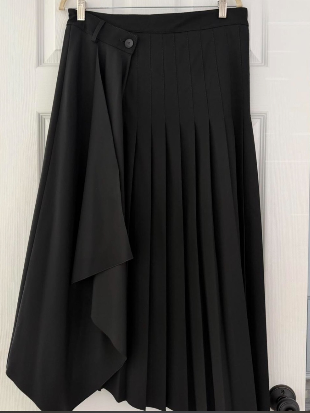 ZARA Elegant Black Pleated Midi Skirt - Women. - Picture 2 of 5